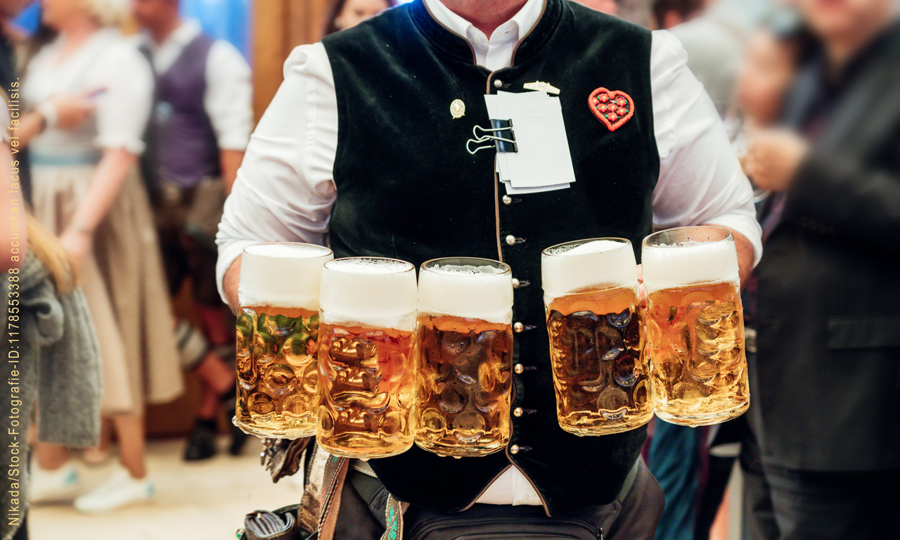 Kellner in einer Münchner Wirtschaft